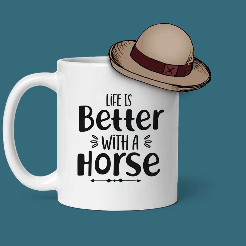 Personalisierte Pferdetasse mit dem Zitat „Life is better with horse“ mit Cowboyhut-Illustration über der Tasse