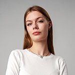 Porträt einer stilvollen jungen Frau mit langen Haaren